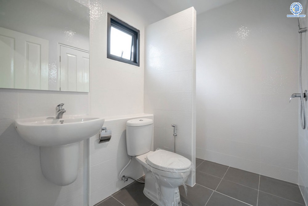 บ้านมือสองตกแต่งใหม่ โครงการ บุรีรมย์ วัดพระเงิน หน้าบ้านไม่ชนใคร เนื้อที่ 37.1 ตร.ว. ฟังก์ชัน 3 ห้องนอน 2 ห้องน้ำ 1 ที่จอดรถ พื้นที่ใช้สอยกว้างขวาง เดินทางสะดวกสบาย บนทำเลเชื่อมต่อถนนกาญจนาภิเษก ใกล้เซ็นทรัลเวสต์เกต โครงการรถไฟฟ้าสายสีม่วง "สถานีตลาดบางใหญ่" และทางด่วนศรีรัช...